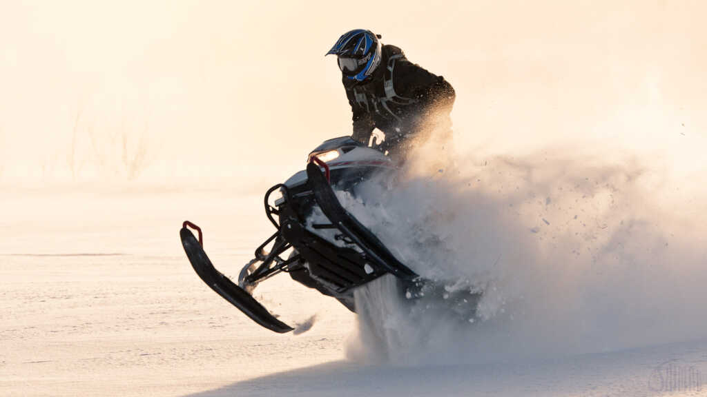 Moottorikelkka puuterissa