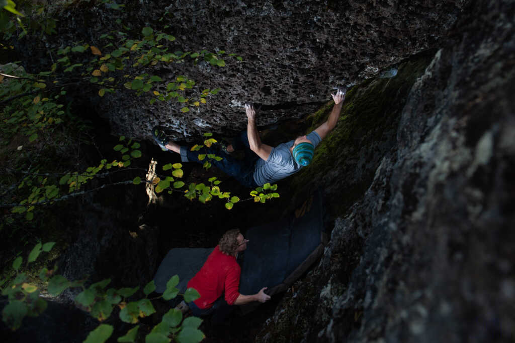 Boulderoija kiipeämässä Rovaniemen hiidenkirnuilla
