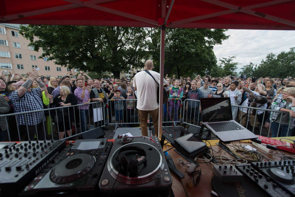 Paleface esintyy Katri Valan puistossa Kallio blockpartyjen aikaan.