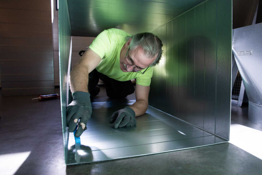 Metallialan yrittäjä työssään