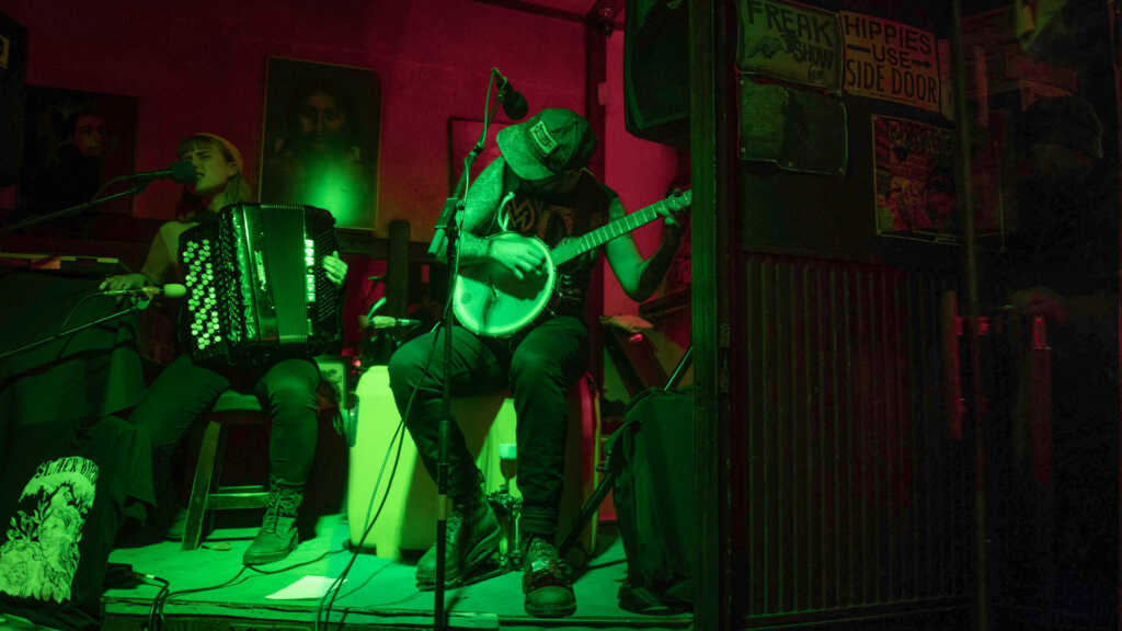 Slack Bird esiintymässä Mikkelin Keskusbaarissa