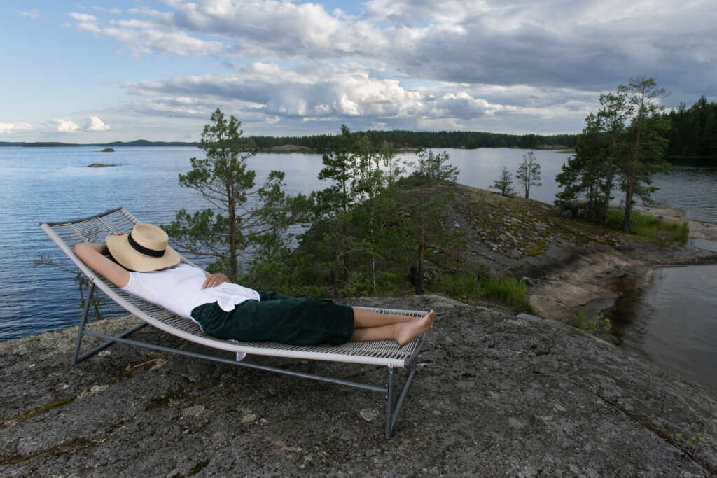 Nainen päiväunilla Saimaan rannalla