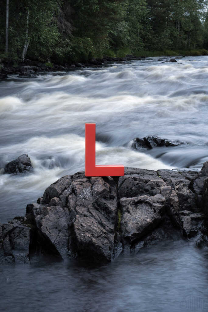 Lapin AMK, L-kirjain Vaattunkikönkään rantakivellä
